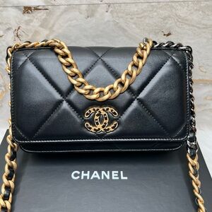 #020K500 Chanel 19 Wallet On Chain
